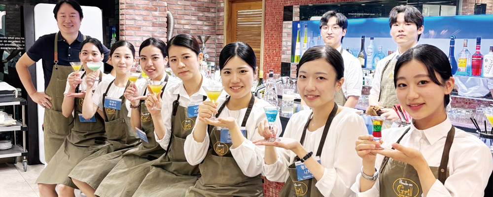 テーブルサービス・テーブルコーディネート演習。大阪外語専門学校、ホテル・ブライダル専攻