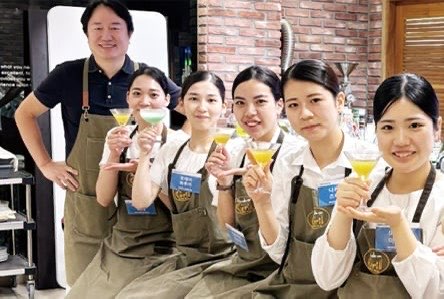 テーブルサービス・テーブルコーディネート演習。大阪外語専門学校、ホテル・ブライダル専攻