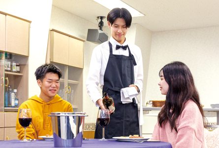 テーブルサービス・テーブルコーディネート演習。大阪外語専門学校、ホテル・ブライダル専攻